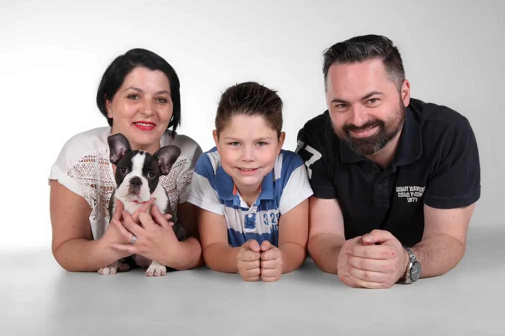 Rodinná fotografie jako vánoční dar, focení rodiny v profesionálním ateliéru.